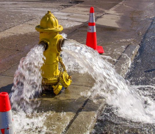 Wasserknappheit: 20% des Wassers gehen in Frankreich durch Leitungslecks verloren Wasserleck_Hydrant