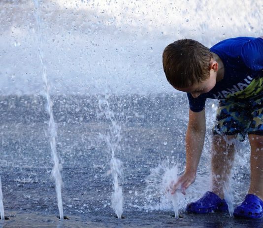 Hitzewelle: Inzwischen sind sogar 28 Departements unter Warnstufe Orange gesetzt worden Abkühlung_Wasser