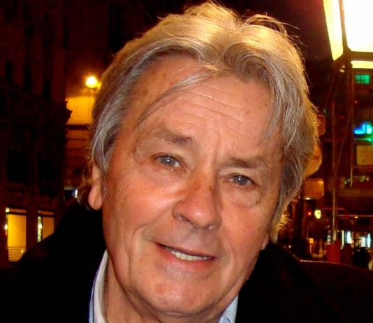 Mehr als 70 Schusswaffen und Munition bei Alain Delon beschlagnahmt: Was droht dem Schauspieler? Alain_Delon_Wiki_Janvier_2011