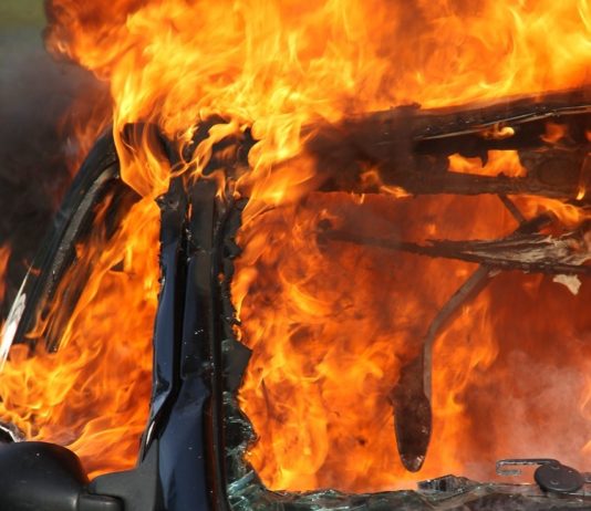 Unruhen nach Tod von Nahel: Hohe Kosten für Versicherungen und vandalisierte Geschäfte Brennendes_Auto