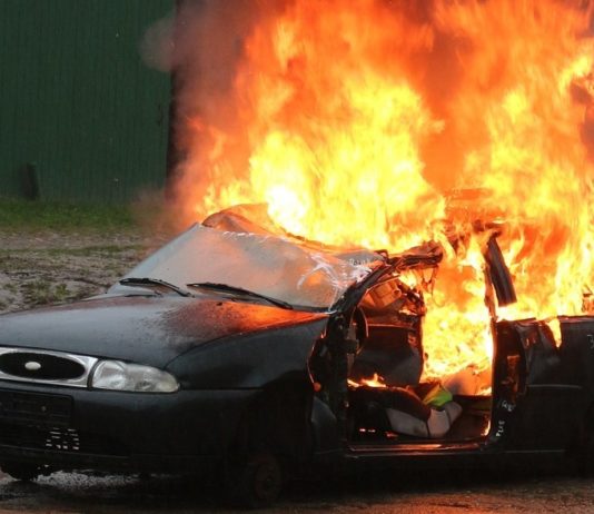 Deux-Sèvres: 17 Fahrzeuge in Thouars in der Nacht von Freitag auf Samstag angezündet Brennendes_Fahrzeug