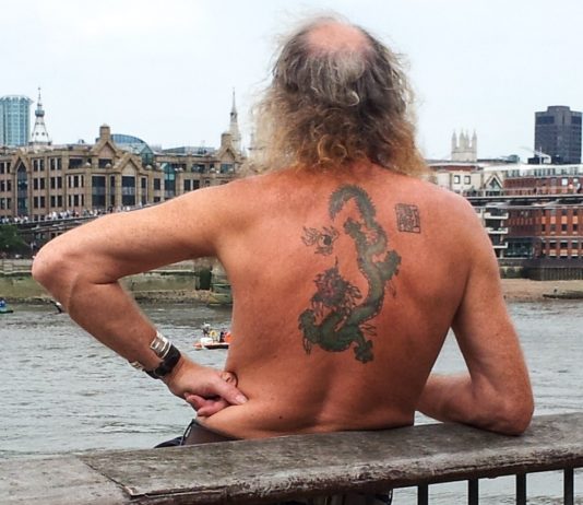 Hérault: 150 Euro Strafe im Ort La Grande-Motte für Urlauber mit nacktem Oberkörper Freier_Oberkörper_Stadt