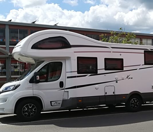 Wenn der Tank zur Kostenfalle wird – Wie hohe Spritpreise den Urlaub verändern Illustration_Wohnmobil