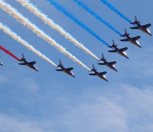 Militärparade am 14. Juli: Die große Zeremonie auf den Champs-Elysées Patrouille de france