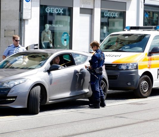 Radarfallen und Bußgelder: Können Sie in ganz Europa geblitzt und bestraft werden? Polizeikontrolle_Schweiz