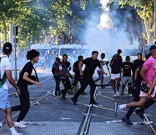 Unruhen nach Nahels Tod: Emmanuel Macron berief seine Minister ein Proteste_Nahel_Twitter