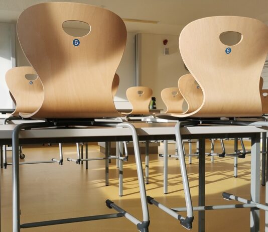 Brutaler Angriff im Klassenzimmer – wenn Gewalt den Unterricht sprengt Schule_Klassenraum