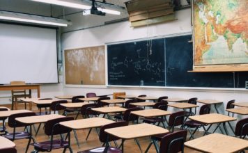 Ein Messerstich im Klassenzimmer – und das Entsetzen danach Klassenraum_Schule