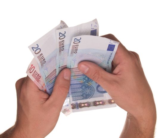 Regierung Barnier vor dem Aus: Welche Auswirkungen drohen den Finanzen der Franzosen? Geld_Armut