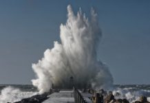 Atlantikküste: Saint-Malo erlebt eine sehr hohe Flut Brandung_Küste