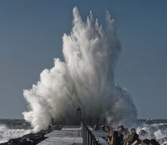 Atlantikküste: Saint-Malo erlebt eine sehr hohe Flut Brandung_Küste