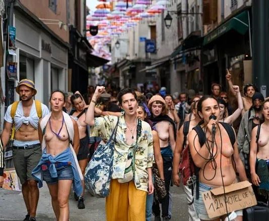 Aurillac: Bei Demonstration gegen die Bestrafung einer halbnackten Frau wurde Gerichtsgebäude gestürmt Demonstration_Aurillac