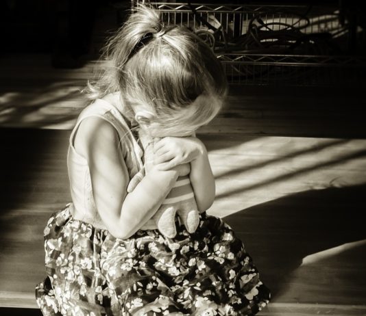 Eltern vergessen ihr Kind auf einer Autobahnraststätte und bemerken dies erst nach 45 Minuten Kind_allein