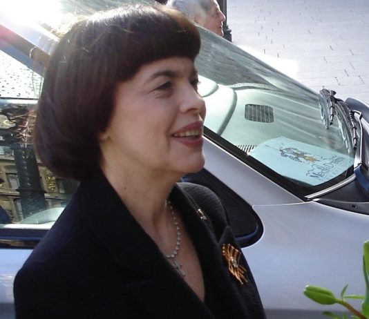 Ukraine-Krieg: Putin-Vertraute Mireille Mathieu kritisiert Emmanuel Macron MireilleMathieu22-03-2006_Wiki