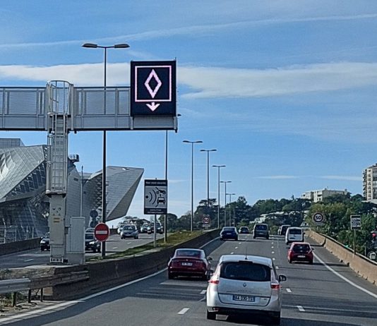 Was bedeutet das Schild mit einer Raute an manchen französischen Autobahnen? Neues_Strassenschild_ScreenTwitter