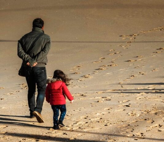 Kaltfront im Anmarsch: Warum in Frankreich Wintermäntel ab Mittwoch nötig werden Strand_Kälte