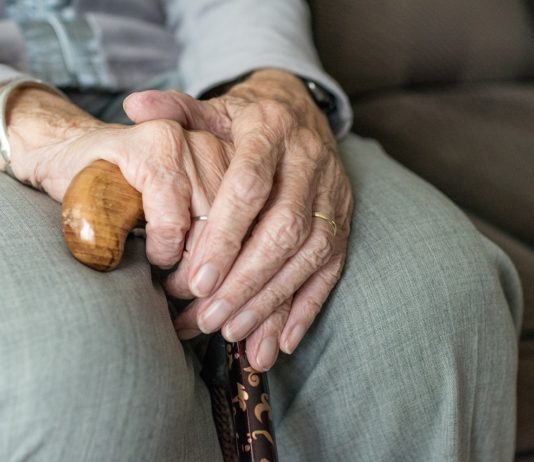 Im Alter von 102 Jahren kündigt die Versicherung ihre Sterbegeldversicherung nach 35 Jahren Beitragszahlung Alter_Mensch