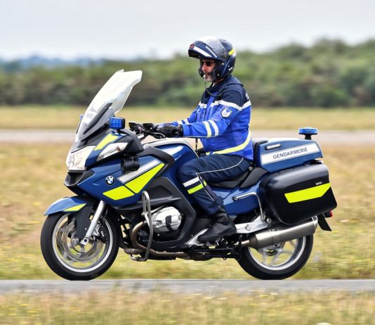 Busfahrer wird mit 52 km/h zu viel geblitzt – 55 Passagiere bleiben hilflos am Straßenrand zurück Gendarmerie_Illustration