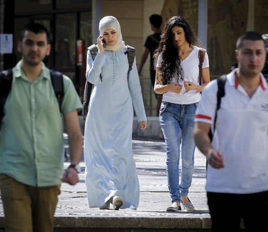 Editorial: Frankreichs Laizität – Ein 120-jähriges Fundament im Stresstest der Gegenwart Studentin_Abaya