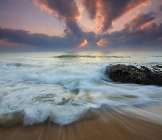 Hohe Gezeiten: Warum Frankreichs Atlantikküsten jetzt besondere Vorsicht verlangen Sturmwellen