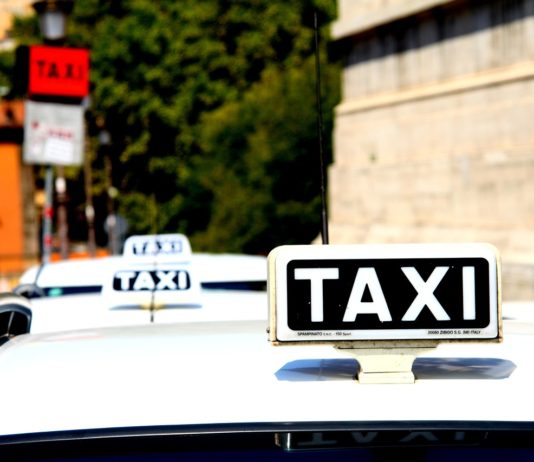 Italien: Regierung zahlt nach feuchtfröhlichem Abend im Nachtclub Kunden das Taxi Taxi_Rom