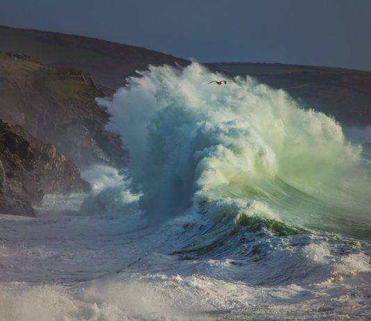 Sturmtief Patricia: Eine Frau stirbt im Finistère – ein Kind wird in der Charente-Maritime schwer verletzt Sturm_Küste