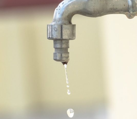 Leben ohne Wasser: So meistern die Bewohner von Durban-Corbières die Dürre Wasserhahn