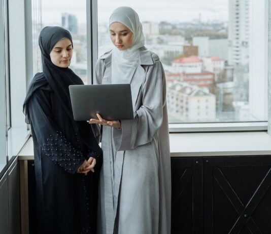 Kommentar: Rechtspopulismus und Islamophobie in Frankreich – Wie viel Spaltung hält ein Land aus? Abaya_Traditionell