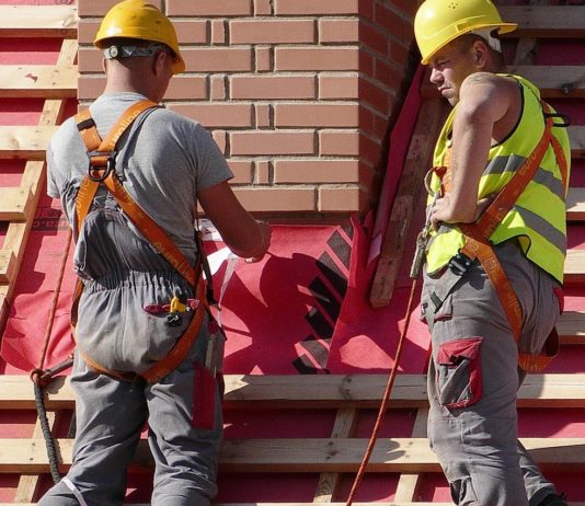 Frankreichs Ziel der Vollbeschäftigung: Ein schwieriges Versprechen Bauarbeiter_Dach