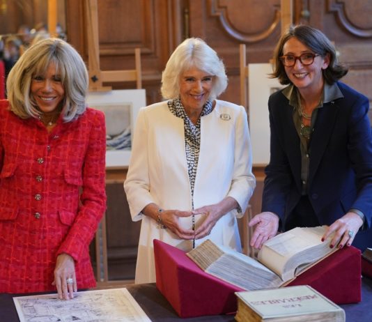 Camilla und Brigitte Macron: Königin und First Lady spielen Ping Pong Brigitte_Macron_Königin_Camilla_besuchen_Nationalbibliothek