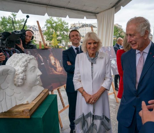 Charles III. in Frankreich: Versuchswald und Bio-Weinberg – ein Tag in Bordeaux für den umweltbewussten König Charles_Camilla_Notre_Dame_Paris_ScreenX