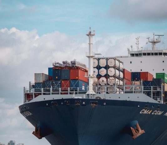 Französisches Überseedepartement Mayotte: 600.000 Liter Trinkwasser in Flaschen geliefert Containerschiff