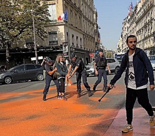 Paris: 6 Mitglieder des Kollektivs „Dernière Rénovation“ in der Nähe des Elysée-Palastes festgenommen Festnahme_von_Klimaaktivisten_in_Paris