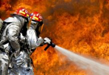 Var: Tanklaster mit 18.000 Litern Treibstoff fängt Feuer – die Fahrerin stirbt Feuerwehr_Illustration