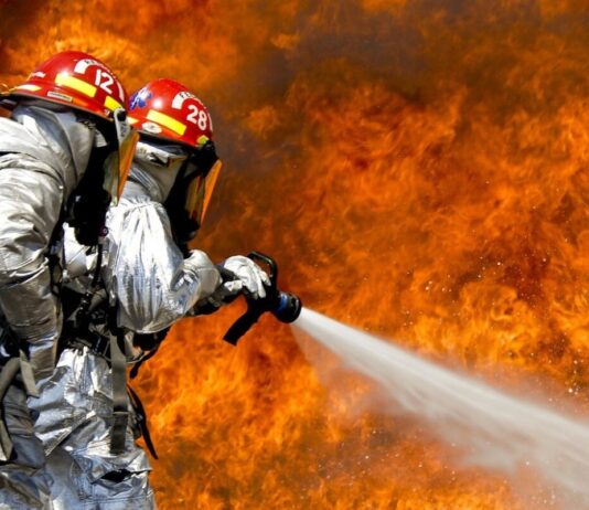 Feuer im Pariser Recyclingzentrum – Großbrand legt Müllverarbeitung lahm Feuerwehr_Illustration