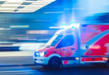 Tragödie in der Normandie: Senior verliert Kontrolle – Auto rast in Pizzeria-Terrasse Krankenwagen_Rettung