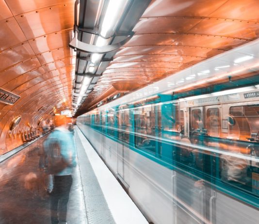 Paris: 16-Jähriger schwebt nach Unfall beim „Metro-Surfen“ in Lebensgefahr Metro_Paris