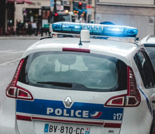 Schock in Belfort: Freund der Tochter unter Verdacht – Nathalie R. brutal erstochen Polizei_Illustration