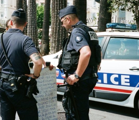 Südfrankreich: Zwei Verletzte bei erneuter Schießerei in Nîmes Polizei_Illustration091123