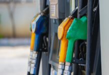 Benzinpreise im Fokus: Paris empfängt die G7 zu Energiefragen Tankstelle-Zapfsäule