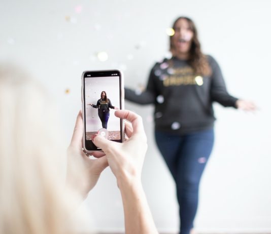 Mobbing: Nach Selbstmord der 15-jährigen Tochter klagen Eltern in Frankreich gegen TikTok TikTok_Mobbing_Uebergewicht