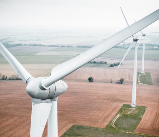 Ökologische Planung: Französische Regierung stellt ihre Ziele für 2030 vor Windrad_erneubare_Energien