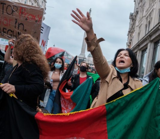 Fünf von den Taliban bedrohte afghanische Frauen nach Frankreich evakuiert Protest_gegen_Unterdrückung_von_Frauen_in_Afghanistan