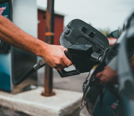 Hamas-Angriff auf Israel: Französische Regierung befürchtet Anstieg der Kraftstoffpreise Tankstelle