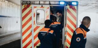 Bron: 15-jähriger Schüler nach Messerattacke schwer verletzt – ein Nachmittag, der alles veränderte Rettungswagen