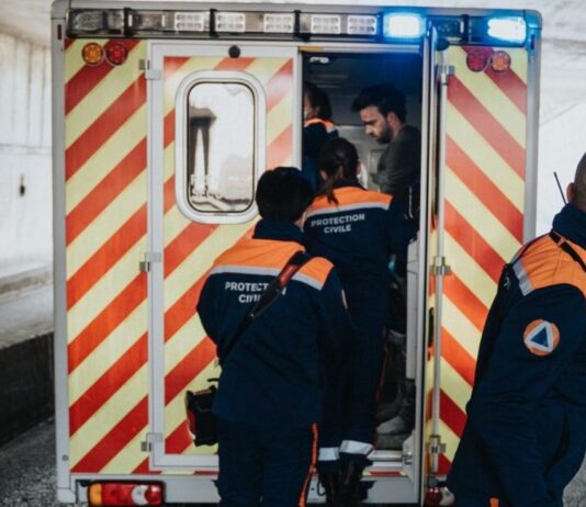 Tragischer Badeunfall in Moulins: Siebenjähriger stirbt bei Ferienlager-Ausflug Rettungswagen