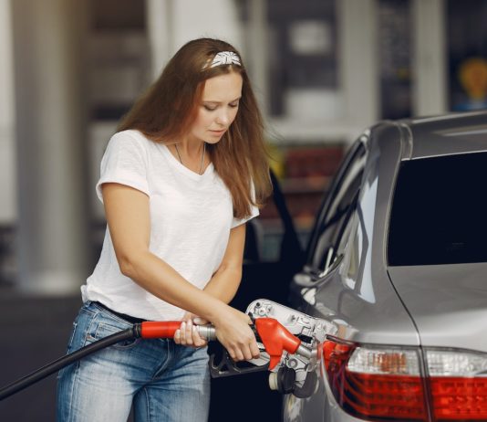 Kraftstoffpreise: TotalEnergies will Preisdeckel von 1.99 € über Ende 2023 hinaus anwenden Frau_Tanken