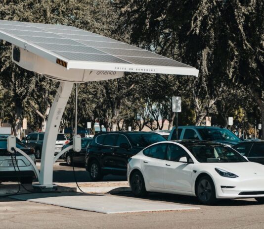 Auto-Zoff in den USA: Kalifornien kämpft um sein Verbrenner-Verbot ab 2035 Elektroauto_Sonnenenergie