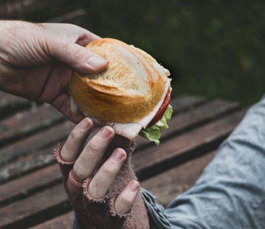 Bekämpfung der Armut: Vier Zahlen zeigen den Ernst der Lage in Frankreich Lebensmittelspende