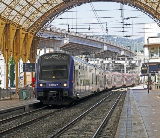 Emmanuel Macron befürwortet Bahnticket nach deutschem Vorbild für Regionalzüge SNCF_Bahnhof